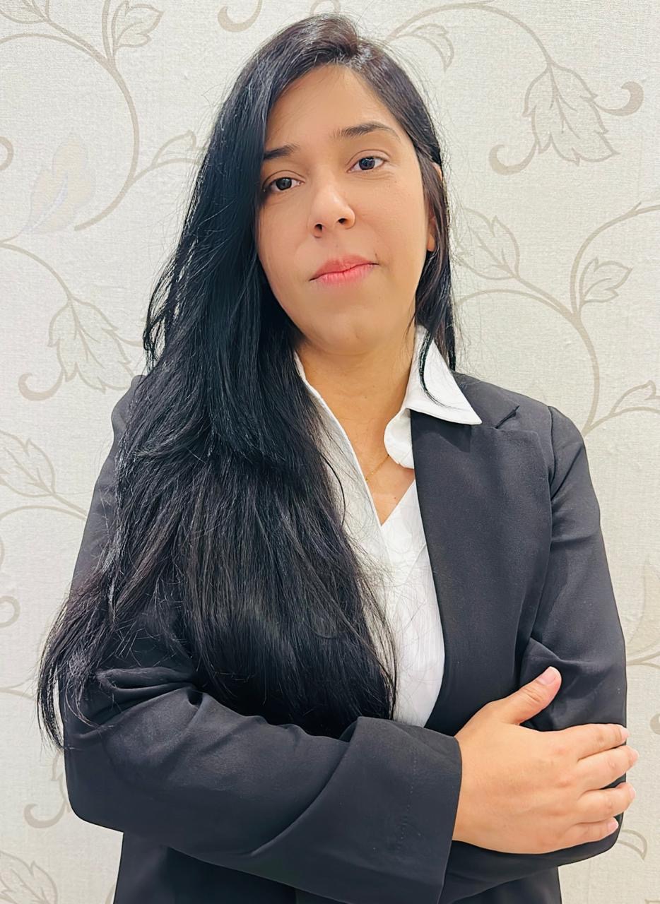 Retrato profissional da Dra. Camila Nunes, advogada em Goiânia